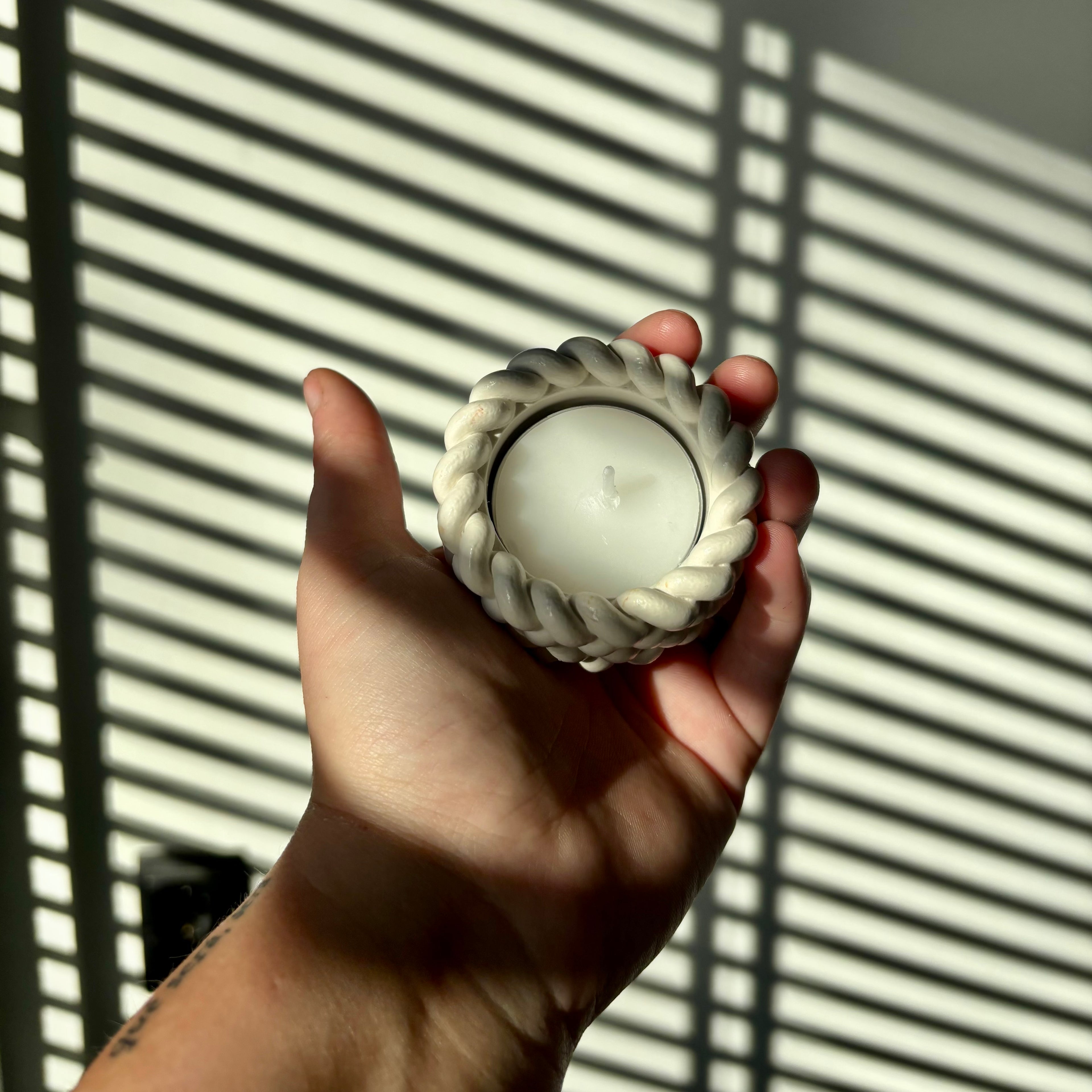 THE TRENZA DEL MAR CANDLE HOLDER